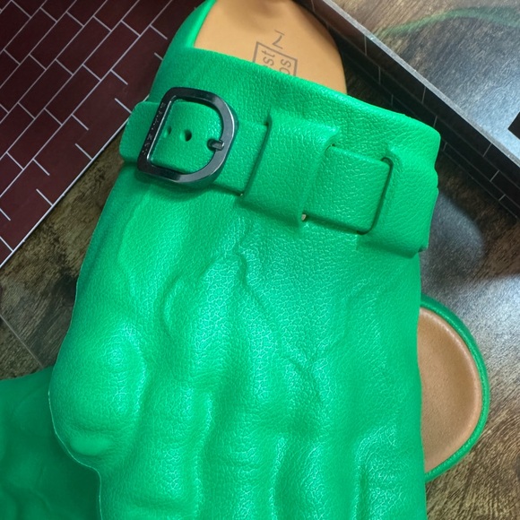 Bravest Studio Green Toe-Shaped Foot Clogs Size 7 NWT - Picture 15 of 15